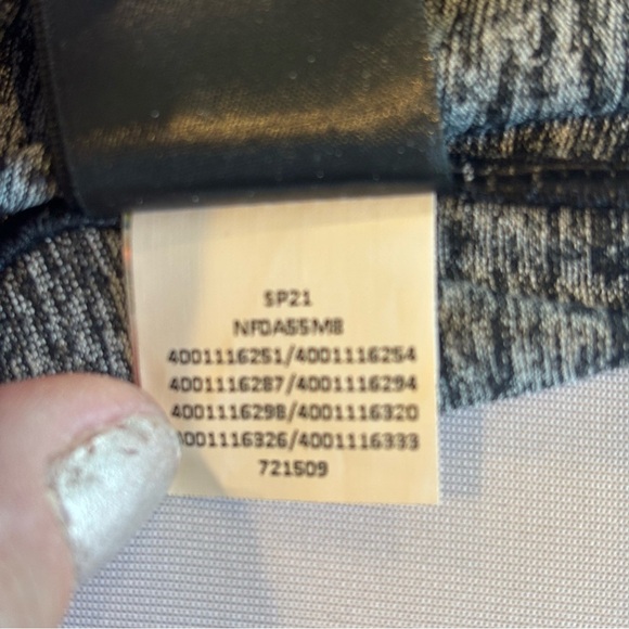 THE NORTH FACE Black & Grey Athletic Cropped Tank Top Sports Bra Like New Medium - Picture 7 of 13